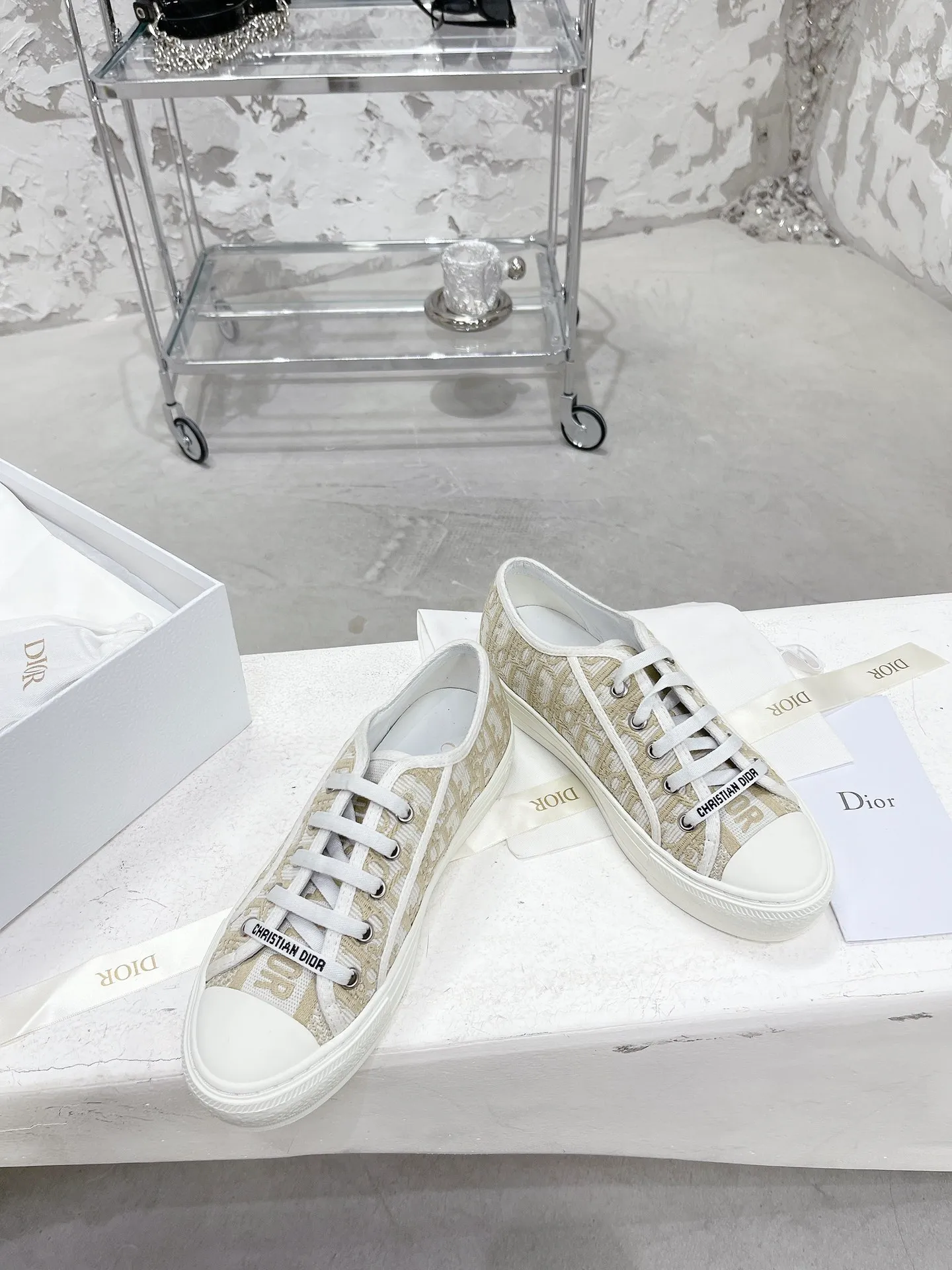 👟👟Ex-factory price 480👟👟 Women's Shoes Women's Clothing WALK N DIOR Embroidered Canvas Shoes Flat Casual Shoes Valentine's Day Limited Edition Sneaker Series Cotton Silk Double-sided Three-dimensional Embroidery, Authentic Stores Rush to Buy and Release Hot Style, Ins Star Internet Celebrity Concave Style Show.  All materials of this shoe are original molds, right down to the hardware, laces, outsole, 👟👟 ex-factory price U mid-pad... The upper fabric is made of double-sided pure cotton silk three-dimensional electric embroidery. Each style looks colorful, but it does not make it difficult to match clothes. The entire series is like a piece of handicraft, unique!  ▪️Inner lining: full-grain mixed sheep silk sheepskin ▪️Foot pads: imported cowhide of the same color, comfortable to the feet ▪️My last style is exactly the same as Z👟👟 ex-factory price, welcome to compare. My color matching is complete, and the counter has a full set of packaging. Code number: 35-40 (women's model 41 is custom-made and cannot be returned or exchanged)
